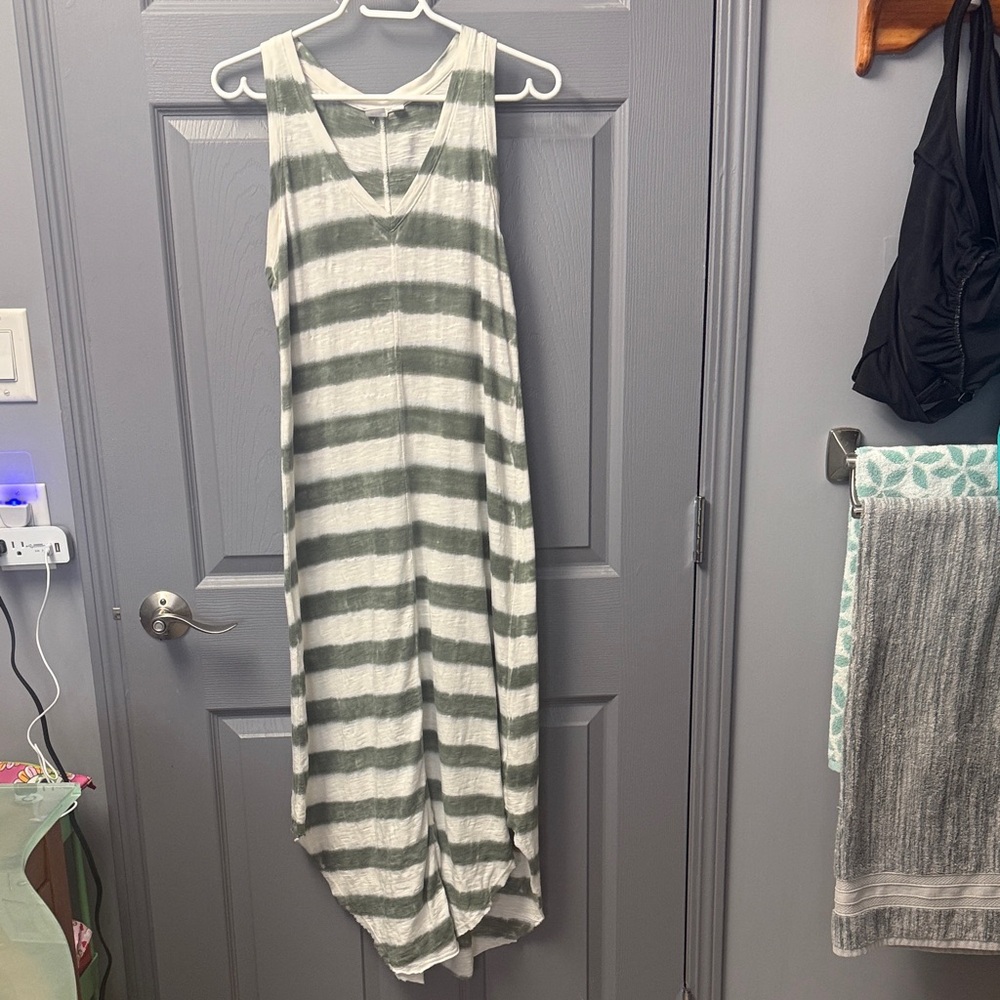 GAP Olive and White Striped Maxi Dress
Loc  3D